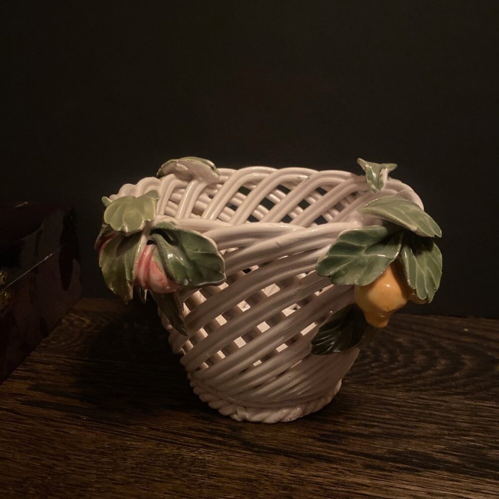 Porcelain rope plant pot with porcelain fruit detailing. Top 6 across & 4" high